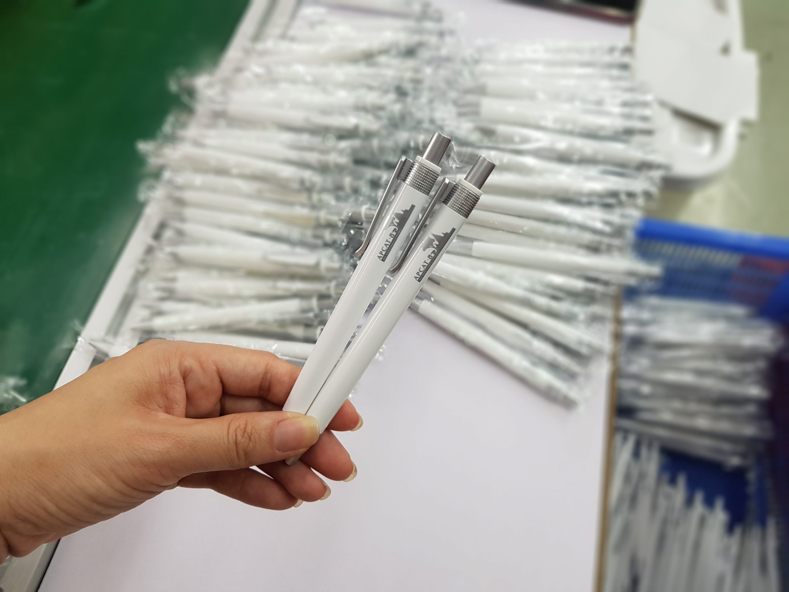 ผลงาน ปากกาพลาสติก APCAT-8 สินค้าพรีเมี่ยม ราคาถูก