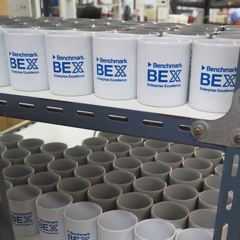 ผลงานของพรีเมี่ยม แก้วมัคเซรามิค สกรีนโลโก้ Benchmark BEX