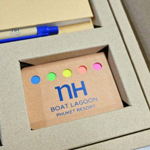 ผลงาน Gift Set สมุดโน้ต+ปาก+โพสต์อิท สกรีนโลโก้ PHUKET RESORT