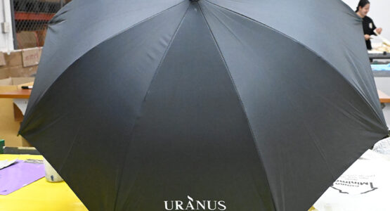 ร่มสกรีนโลโก้-URANUS-CLINiC-1